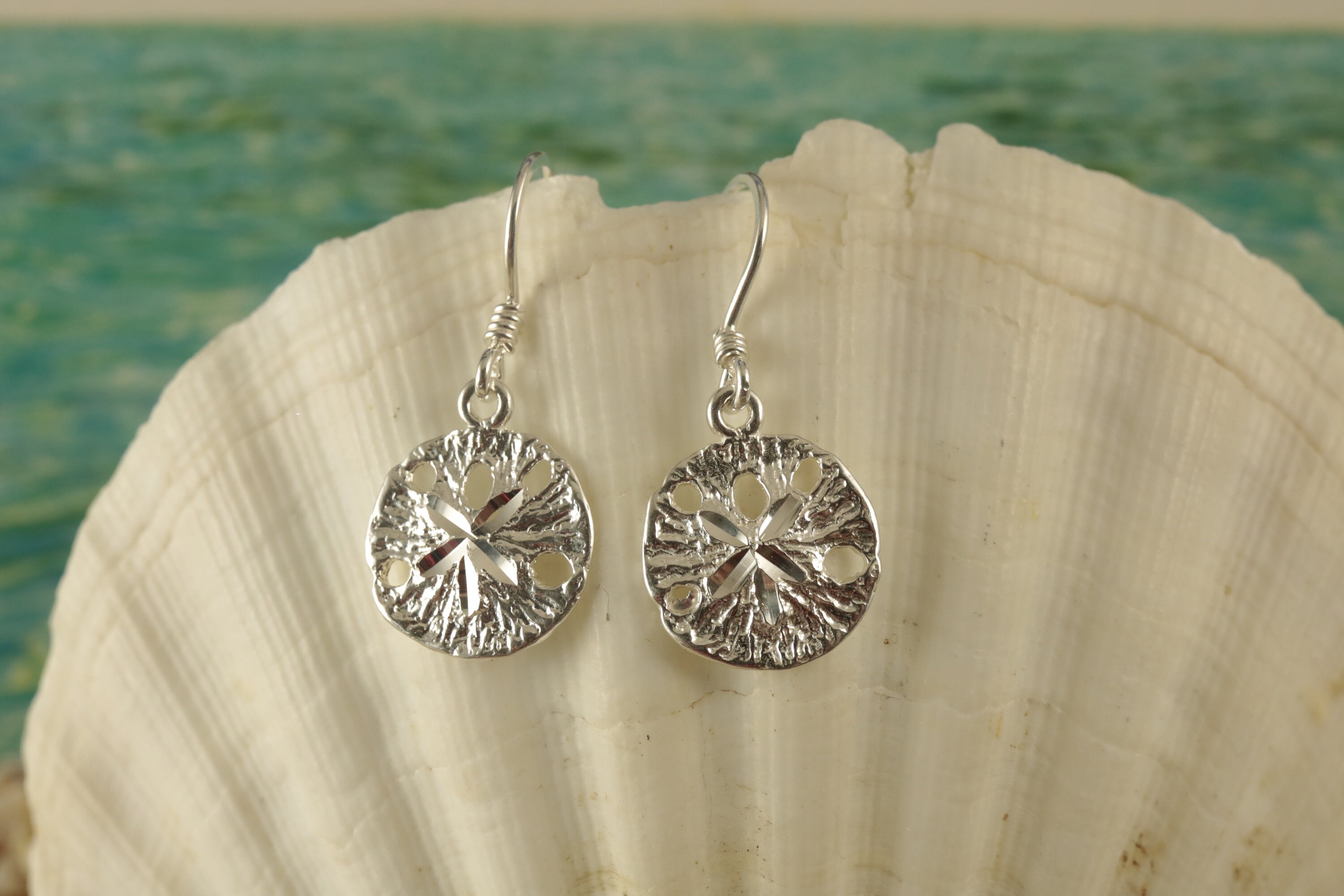 DUR O5241 Orecchini A Perno In Argento 925 Con Sabbia Da Spiaggia - Design A Forma Di Pesce, 9x4 Mm, Rodiati, Marini - copertina