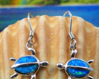 Pendientes de tortuga marina con ópalo azul, bañados en plata de ley y rodio, de 3/4" de largo + 1/2" de alambre.