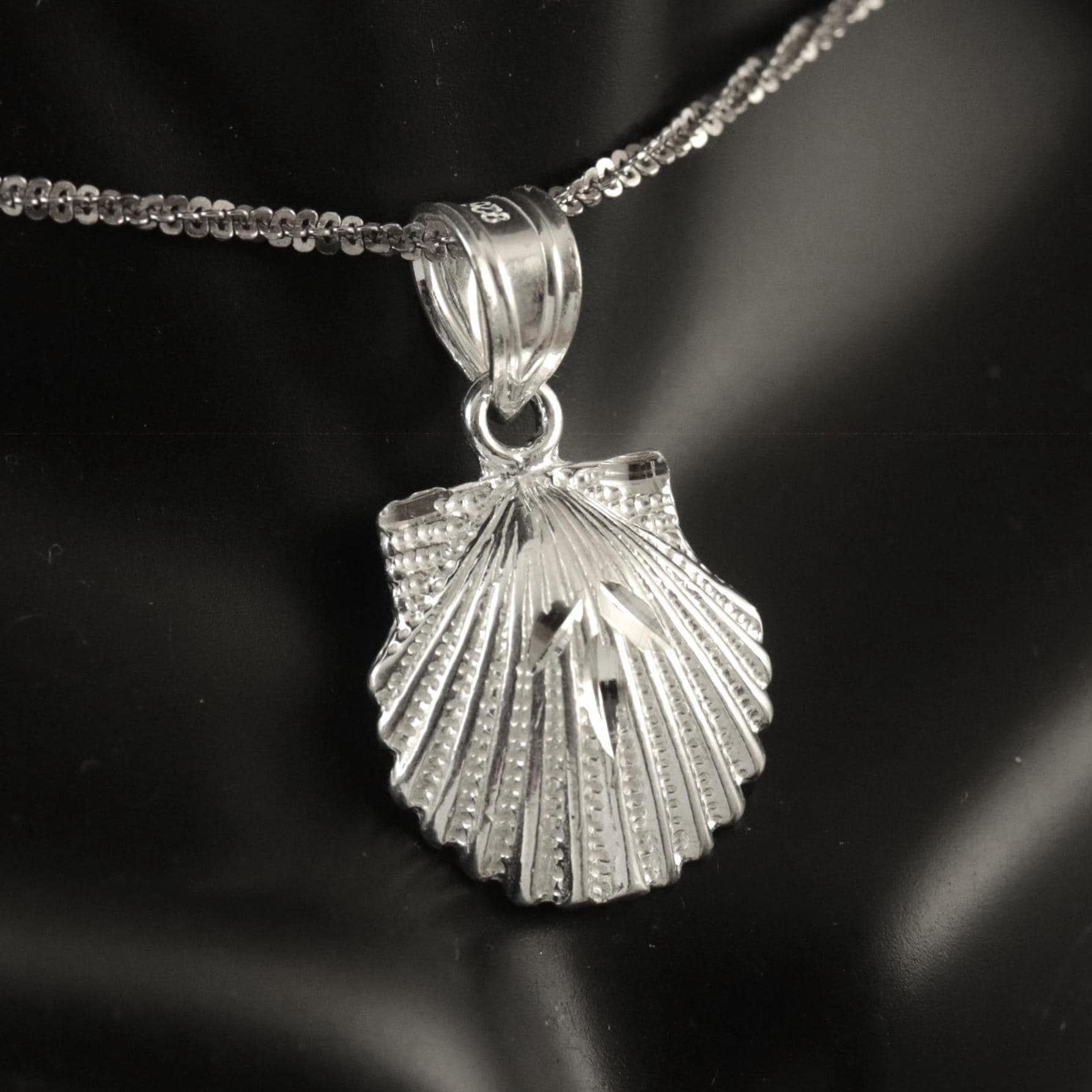 シルバーのホタテ貝ペンダント、高さ 3/4 インチ + 長さ 1/4