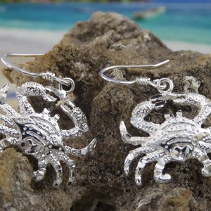 Orecchini in argento a forma di granchio blu, filo alto 1" + 1/2", pendenti a forma di granchio in argento Sterling 925 con taglio a diamante, spedizione veloce gratuita • Regalo di granchio blu atlantico per lei