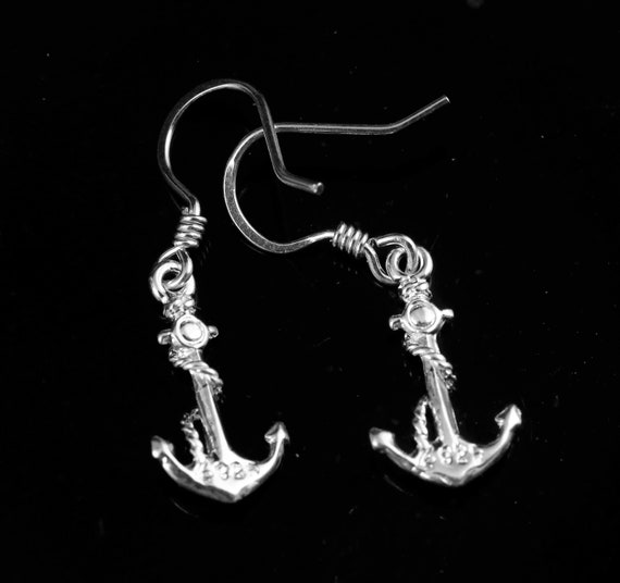 Orecchini ad ancora con perline di cristallo blu scuro su fili auricolari in argento sterling - Italia