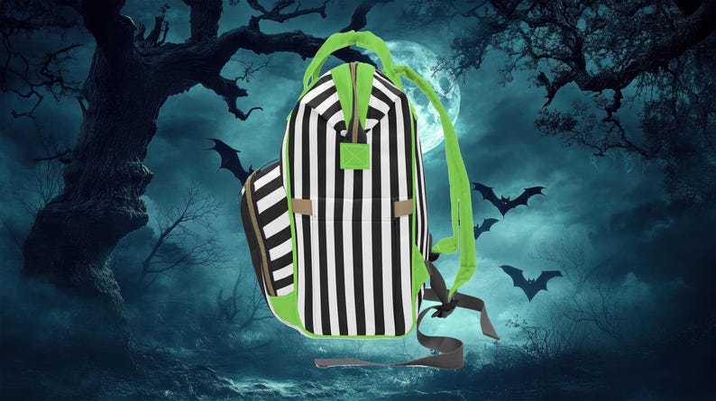 Puede incluir: Una mochila de rayas blancas y negras con detalles verdes. La mochila tiene un compartimento principal grande y un bolsillo frontal m&aacute;s peque&ntilde;o. Las correas son ajustables y la mochila est&aacute; hecha de un tejido duradero.