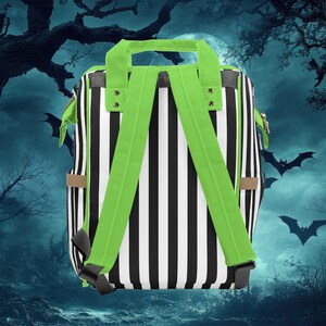 Puede incluir: Mochila de rayas blancas y negras con correas ajustables de color verde brillante. La mochila tiene un bolsillo con cremallera en la parte delantera y un ribete de cuero marr&oacute;n.