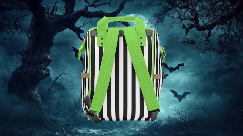 Puede incluir: Mochila de rayas blancas y negras con correas ajustables de color verde brillante. La mochila tiene un bolsillo con cremallera en la parte delantera y un ribete de cuero marr&oacute;n.