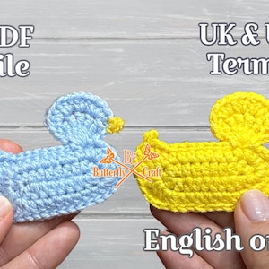 以下が含まれることがあります： 水色の1つと黄色の1つの、2つの編みぐるみの小さなアヒルの子が写っています。青いアヒルの子は黄色のくちばし、黄色いアヒルの子はオレンジ色のくちばしです。画像には「PDF file」と「English only」の文字が含まれています。