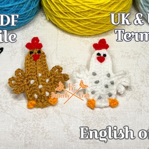 Może przedstawiać: Ręcznie robione breloczki do kluczy z szydełkowym kurczakiem w kolorze brązowym i białym, z czerwonymi grzebieniami i pomarańczowymi stopami. Obraz zawiera czarną spinkę do włosów, srebrny breloczek i tekst "PDF file" i "English only".