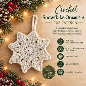 Op de afbeelding: Een crèmekleurig gehaakt sneeuwvlokornament met een ophanglus. De tekst luidt: Crochet Snowflake Ornament PDF PATTERN, PDF FILE INSTANT DOWNLOAD, VIDEO TUTORIAL LINK INCLUDED, ENGLISH ONLY, US & UK TERMS, PRINTER FRIENDLY, FINISHED SIZE APPROX. 9 cm.