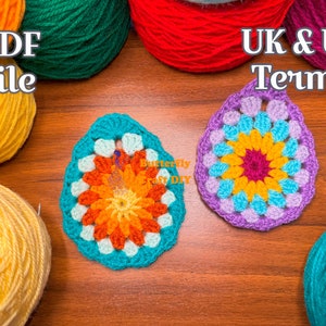 Może przedstawiać: Dwa haftowane motywy kwiatowe w odcieniach fioletu, niebieskiego, żółtego, pomarańczowego i białego. Tekst "UK & US Terms" jest napisany czarnym kolorem na białym tle. Tekst "PDF file" jest napisany czarnym kolorem na białym tle.