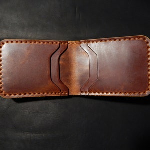 ENGRAVED LEDER WALLET, personalisierte Herren Brieftasche! Leder Brieftasche, Bifold Brieftasche, 100 % Leder! Geschenk für ihn ! Mit Box.