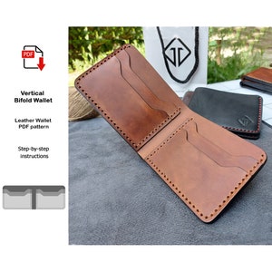 Op de afbeelding: Een bruine leren bifold portemonnee met rode stiksels. De portemonnee is open en toont de binnenvakken voor kaarten. De afbeelding bevat de tekst "Vertical Bifold Wallet", "Leather Wallet PDF pattern" en "Step-by-step instructions".