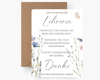 Könnte beinhalten: Eine weiße Karte mit einem Blumenmuster und dem Text "EINE WUNDERBARE Lehrerin VERMITTELT UNS WISSEN, MIT HERZ UND LEIDENSCHAFT INSPIRIERT UNS, NEUE HERAUSFORDERUNGEN ANZUNEHMEN, SCHAFFT ERINNERUNGEN, DIE BLEIBEN. Danke FÜR IHRE GROSSARTIGE ARBEIT!"