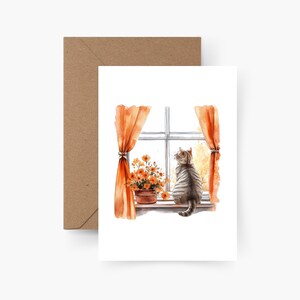 Könnte beinhalten: Aquarellillustration einer Katze, die aus dem Fenster schaut. Die Katze ist grau und weiß und sitzt auf einer Fensterbank mit orangefarbenen Vorhängen und einem Topf mit orangefarbenen Blumen. Ein brauner Umschlag befindet sich links.