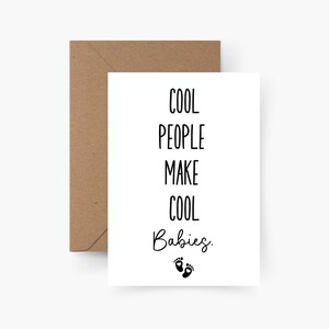 Könnte beinhalten: Eine weiße Karte mit dem Text "COOL PEOPLE MAKE COOL Babies" in schwarzer Schrift, mit zwei Babyfüßen am unteren Rand. Die Karte ist mit einem braunen Umschlag versehen.