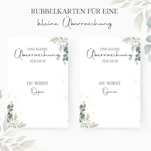 Op de afbeelding: Twee witte kaarten met groen blad en gouden glitter. De tekst op de kaarten luidt "Eine kleine &Uuml;berraschung f&uuml;r dich" en "Du wirst..." met de naam "Opa" op de ene kaart en "Oma" op de andere.
