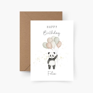 Puede incluir: Tarjeta de cumpleaños blanca con una ilustración de un panda sosteniendo globos. La tarjeta dice "Happy Birthday" y "Felix" en escritura elegante. Se acompaña de un sobre marrón.