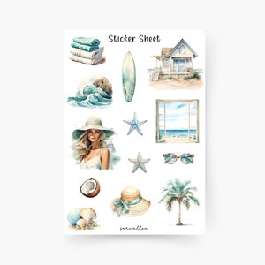 Peut inclure: Une planche d'autocollants avec des illustrations à l'aquarelle sur le thème de la plage. Comprend une pile de serviettes, une planche de surf, une maison de plage, des vagues océaniques, une femme avec un chapeau de soleil, des étoiles de mer, des lunettes de soleil, une noix de coco, un chapeau de soleil, des coquillages et un palmier. Le texte "Sticker Sheet" est en haut.