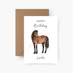 Op de afbeelding: Verjaardagskaart met een aquarel illustratie van een bruin paard met een zwarte manen en staart. De kaart leest "HAPPY Birthday" en "Linda" in elegant schrift. Inclusief bruine envelop.