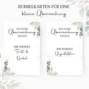 Op de afbeelding: Twee witte kaarten met groen gebladerte en gouden glitter. De tekst op de kaarten luidt "RUBBELKARTEN F&Uuml;R EINE kleine &Uuml;berraschung" en "Eine kleine &Uuml;berraschung f&uuml;r dich". De tekst op de linker kaart luidt "IHR WERDET Tante & Onkel" en de tekst op de rechter kaart luidt "IHR WERDET Urgro&szlig;eltern".