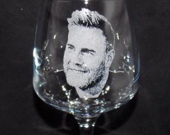Engraved 'GARY BARLOW' large wine glass with gift box- A personal & distinctive gift for fans of Gary Barlow or Take That! Gary Barlow gift.