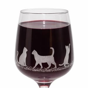 Engraved 'CAT' large wine glass with gift box - Unique & personal gift for cat owners or fans! Cat gift - Can be personalised.