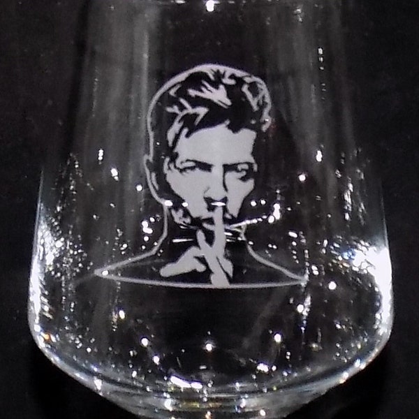 New Hand Etched 'DAVID BOWIE' Wine Glass With Free Gift Box - Beautiful Birthday, Christmas, Mothers Day or Fathers Day Gift!