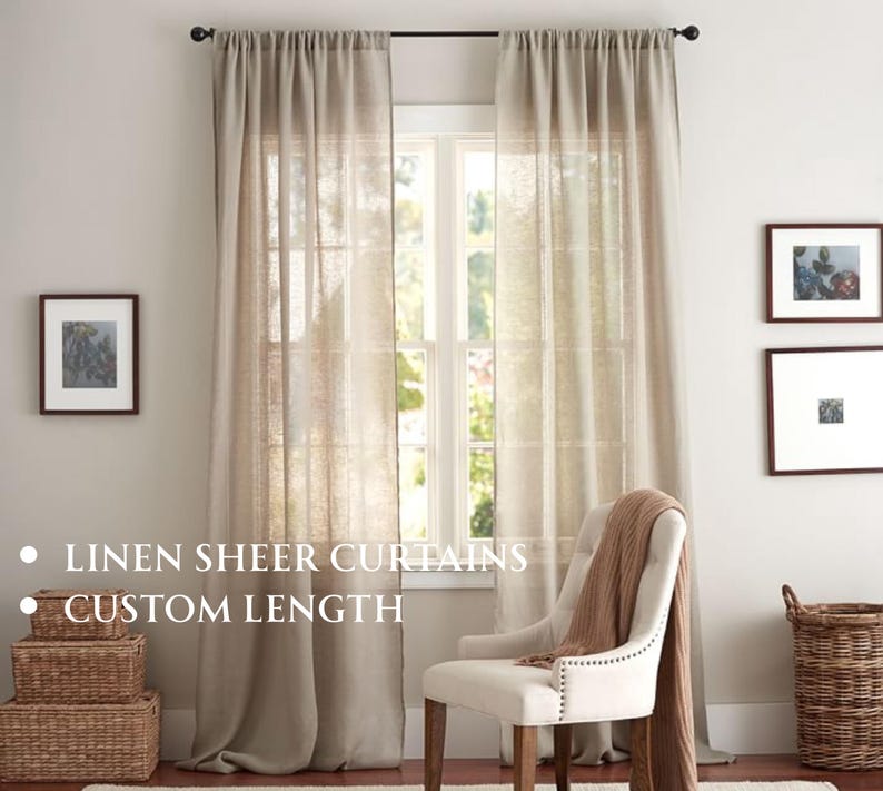 Pu&ograve; includere: Due tende in lino beige semitrasparenti che arrivano fino al pavimento sono appese a un bastone scuro sopra una finestra. Il testo LINEN SHEER CURTAINS e CUSTOM LENGTH &egrave; visibile a sinistra. Le tende hanno una consistenza leggera e semitrasparente.