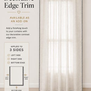 Pu&ograve; includere: Un pannello per tenda semitrasparente color bianco sporco con un bordo decorativo a contrasto nero e bianco applicato sui lati sinistro, destro e inferiore. Il testo nell'immagine recita: Optional Decorative Edge Trim, Available as an add-on, Applied to 3 sides, Left side, Right side, Bottom edge, Select Edge Trim when ordering, A small detail that makes a big difference, Top edge is left without trim.