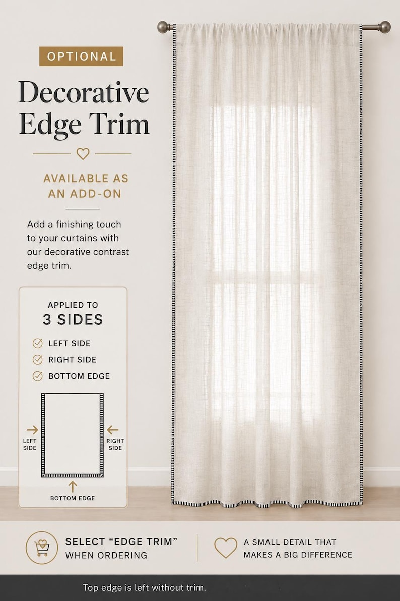 Pu&ograve; includere: Un pannello per tenda semitrasparente color bianco sporco con un bordo decorativo a contrasto nero e bianco applicato sui lati sinistro, destro e inferiore. Il testo nell'immagine recita: Optional Decorative Edge Trim, Available as an add-on, Applied to 3 sides, Left side, Right side, Bottom edge, Select Edge Trim when ordering, A small detail that makes a big difference, Top edge is left without trim.