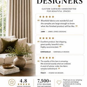 Pu&ograve; includere: Tende plissettate beige appese accanto a un divano con cuscini e un vaso. Il testo recita: Trusted by Interior Designers, Custom Curtains Handcrafted for Beautiful Spaces, 7.500+ Etsy Reviews, 4,8 Average Item Review e Rhanfold Curtains & Home Decor.