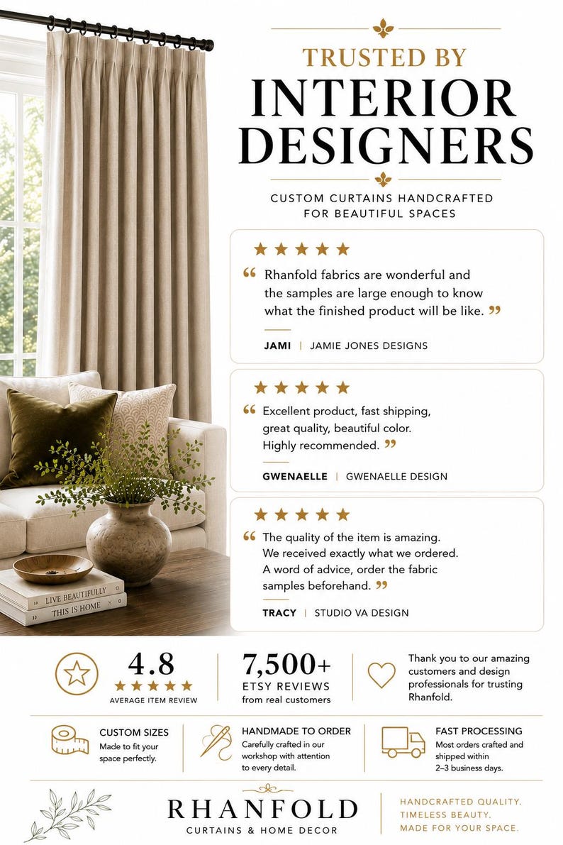 Pu&ograve; includere: Tende plissettate beige appese accanto a un divano con cuscini e un vaso. Il testo recita: Trusted by Interior Designers, Custom Curtains Handcrafted for Beautiful Spaces, 7.500+ Etsy Reviews, 4,8 Average Item Review e Rhanfold Curtains & Home Decor.