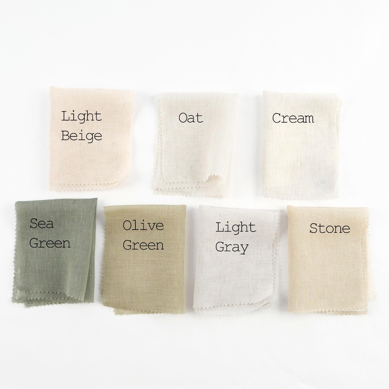 Pu&ograve; includere: Sette campioni di tessuto rettangolari disposti su due file. La fila superiore include Light Beige, Oat e Cream. La fila inferiore presenta Sea Green, Olive Green, Light Gray e Stone. Ogni campione ha un bordo dentellato e etichette.