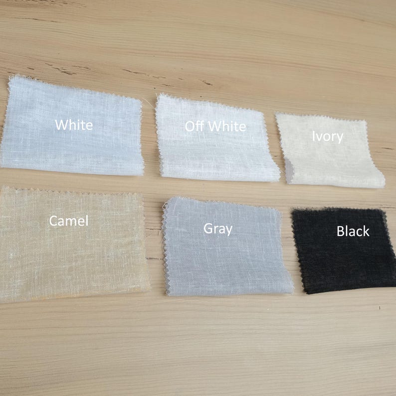 Pu&ograve; includere: Sei campioni di tessuto rettangolari disposti su due file. La fila superiore include White, Off White e Ivory. La fila inferiore include Camel, Gray e Black. Ogni campione presenta una trama visibile e bordi dentellati con etichette stampate.
