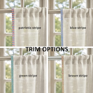 Pu&ograve; includere: Una visualizzazione a quattro pannelli che mostra le opzioni di rifinitura per tende. Ogni pannello presenta una tenda semitrasparente color bianco sporco appesa a un bastone con un bordo verticale distinto, etichettato come patriotic stripe, blue stripe, green stripe e brown stripe.