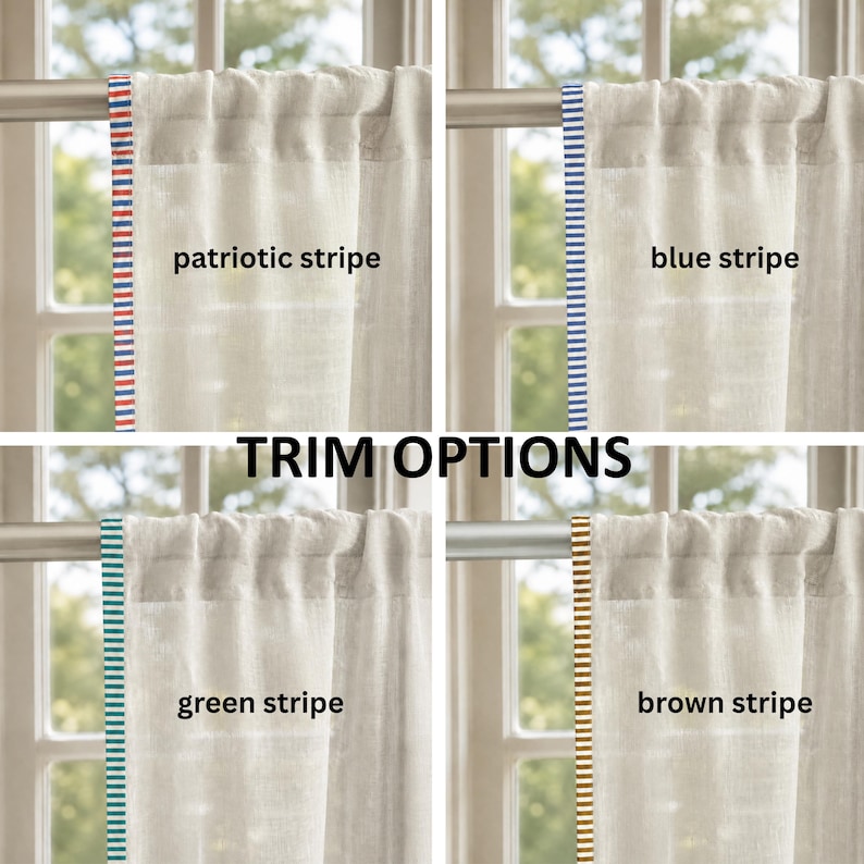 Pu&ograve; includere: Una visualizzazione a quattro pannelli che mostra le opzioni di rifinitura per tende. Ogni pannello presenta una tenda semitrasparente color bianco sporco appesa a un bastone con un bordo verticale distinto, etichettato come patriotic stripe, blue stripe, green stripe e brown stripe.