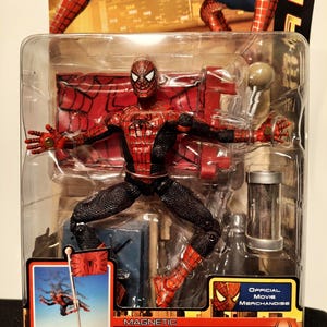 Mint 2004 ToyBiz Spider-Man 2 Magnetic Spider-Man Action Figure (item 4788647) image 2