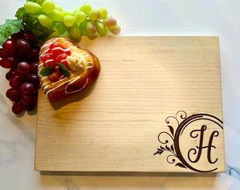 Personalized Monogram Initial Cutting Board. Custom Cutting Boards in Maple, Walnut or Cherry Wood. Gifts for Baker, Anniversary, Wedding
