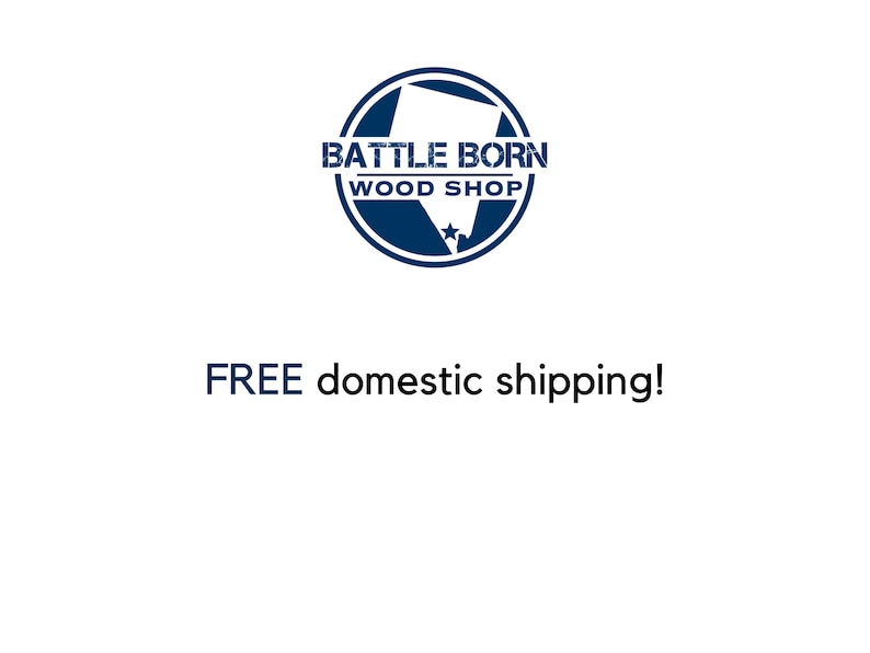 Pode incluir: Fundo branco com um logotipo circular azul marinho que diz "BATTLE BORN WOOD SHOP". Abaixo do logotipo, o texto "FREE domestic shipping!" &eacute; exibido em azul marinho.