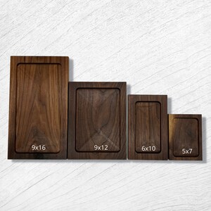 Pode incluir: Quatro t&aacute;buas de servir retangulares de madeira de v&aacute;rios tamanhos. A maior mede 22,86 x 40,64 cm, a seguinte 22,86 x 30,48 cm, seguida por uma t&aacute;bua de 15,24 x 25,4 cm e uma menor de 12,7 x 17,78 cm. Cada t&aacute;bua tem uma borda rebaixada.