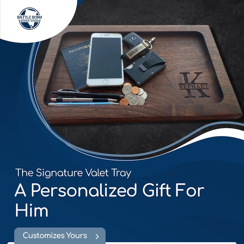 Pode incluir: Uma bandeja de madeira escura com passaporte, smartphone, carteira, chaves, canetas e moedas. A bandeja &eacute; gravada com o nome "KEPHART". O texto "The Signature Valet Tray, A Personalized Gift For Him" tamb&eacute;m &eacute; vis&iacute;vel.