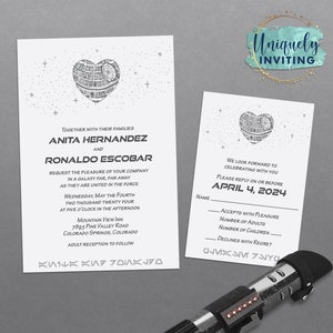 Puede incluir: Una invitación de boda con temática de Star Wars. La invitación presenta una ilustración en blanco y negro de la Estrella de la Muerte en forma de corazón. El texto de la invitación dice: "Junto con sus familias, Anita Hernandez y Ronaldo Escobar les solicitan el placer de su compañía en una galaxia muy, muy lejana, mientras se unen en la Fuerza. Miércoles, 4 de mayo de 2024 a las cinco de la tarde, Mountain View Inn, 7893 Pine Valley Road, Colorado Springs, Colorado. Recepción para adultos a continuación."