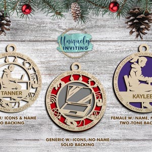 Peut inclure: Trois ornements circulaires en bois avec des motifs découpés au laser. L'ornement de gauche montre une personne à un bureau avec le nom TANNER. Celui du centre affiche une icône d'ordinateur portable sur fond rouge. Celui de droite montre une personne à un bureau avec le nom KAYLEE sur fond violet. Tous portent les mots RESOURCEFUL, PATIENT, INNOVATIVE, LOGICAL, DEDICATED, ANALYTICAL, TECH-SAVVY et PROBLEM-SOLVING.