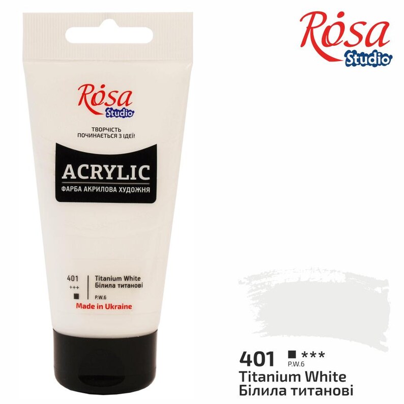 Puede incluir: Un tubo blanco de pintura acr&iacute;lica etiquetado como "R&oacute;sa Studio Acrylic" con el texto "Titanium White" y "P.W.6" en la etiqueta. El tubo est&aacute; hecho en Ucrania.