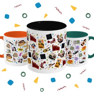 Könnte beinhalten: Drei Keramikbecher mit unterschiedlichfarbigen Rändern. Die Becher haben einen weißen Hintergrund mit einem bunten Muster aus Bildern zum Thema der 1980er Jahre, darunter ein Rubik's Cube, ein Kassettenband, ein Ghettoblaster, ein Videospiel und der Text "1989".