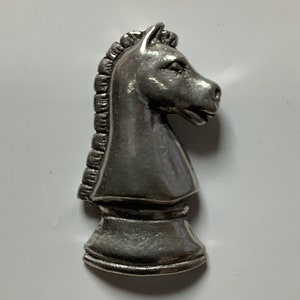 Knight Chess Piece Silver Pewter Pin Badge (P)