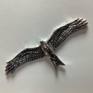 Red Kite Silver Pewter Pin Badge (T)