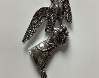 Falcon On The Glove Silver Pewter Pin Badge (T)