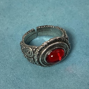 Bague empereur romain en argent et étain avec une gemme rouge (W)