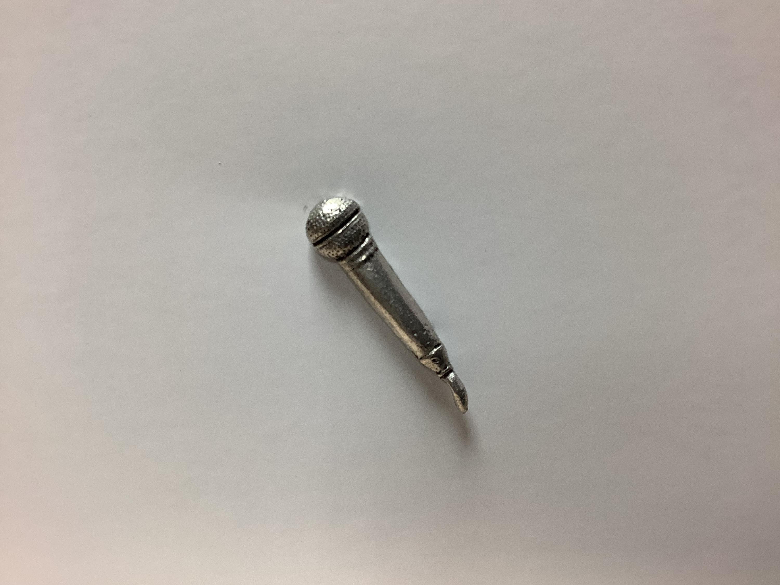 Microphone Silver Pewter Pin Badge (P)