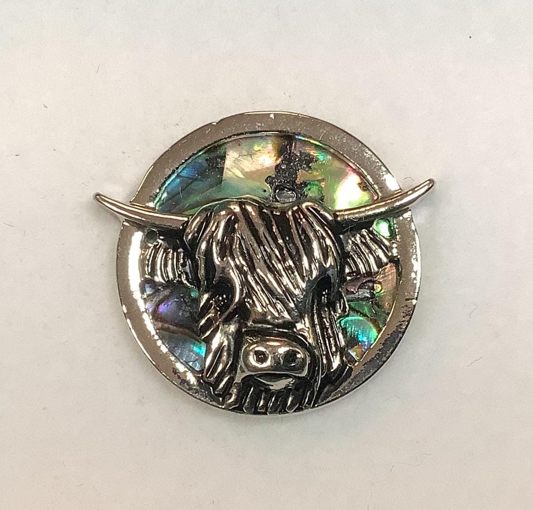Broche Badge Arthus Bertrand - Motif Vache Et Fleurs - Métal Multicolore - Occasion Très Bon état