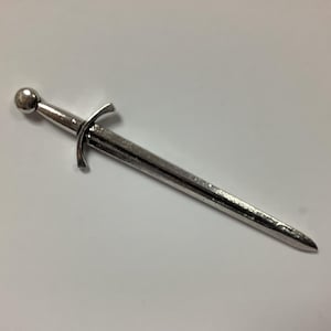 Könnte beinhalten: Ein silberfarbenes Schwert mit einem runden Knauf und einer einfachen Parierstange.